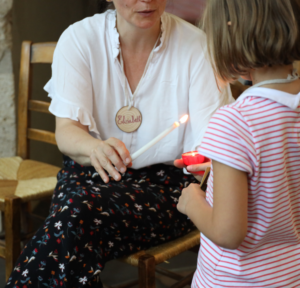 enfant et adulte avec cierge et bougie